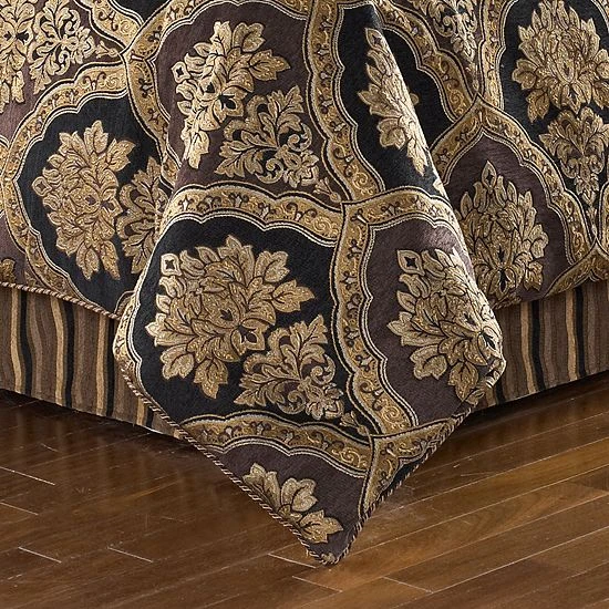 Five Queens Court Reilly 4-piece Comforter Set 5 Five Queens Court Reilly 4-piece Comforter Set - Image 3